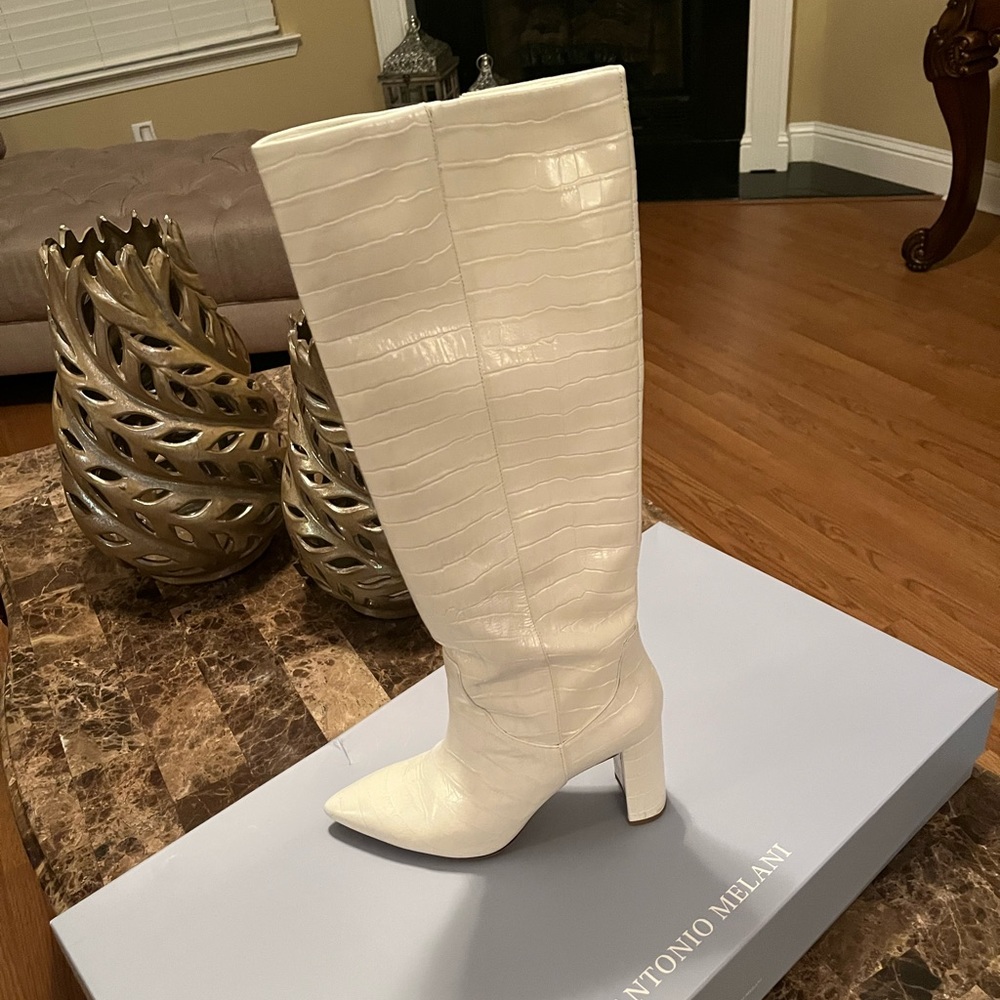 Beautiful New White Antonio Melani Heeled Boots